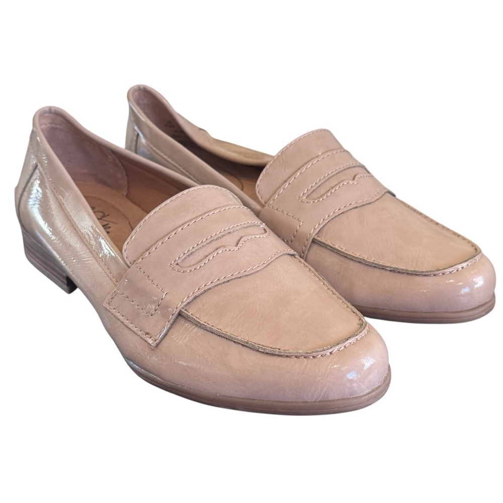 Life stride ivory, beige tan, flat patent leather penny loafers size 8.5